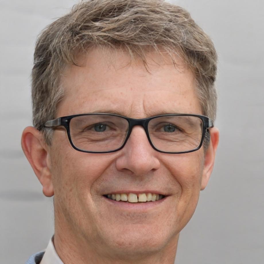 Lachlan Thornbury discussing content strategy with program participants